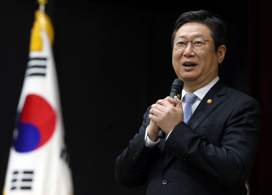 황희 문화체육관광부 장관이 9일 정부세종청사에서 열린 이임식에서 이임사를 하고 있다. 문화체육관광부 제공